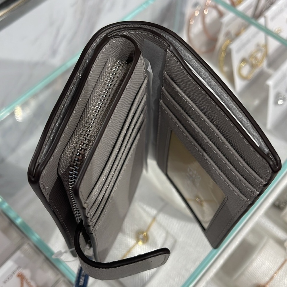 MICHAEL KORS Medium Saffiano Leather Bifold Zip CN Wallet
PEARL GREY
NWT - Picture 10 of 16